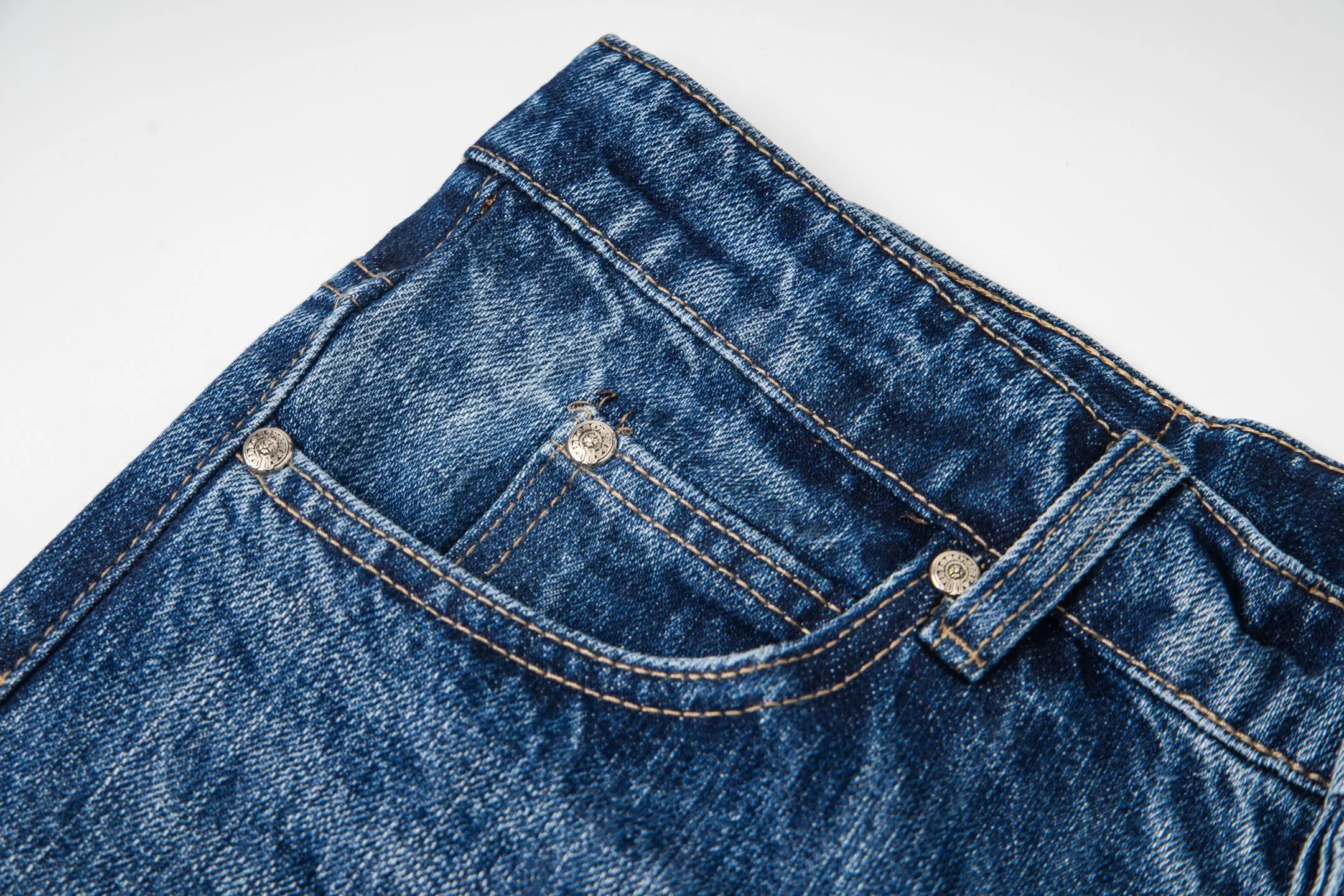 P260 Chrome Hearts Miami Limited Pants Blue Leather Cross Couple Jeans are a hot trend this season and are sought after by countless celebrities and fashionistas. The neat details of the cutting process add color to the playful fashion! The neat and meticulous design, and the well-fitting structure is unique. The upper body not only has outstanding recognition, but also looks younger and younger. A style with the ultimate wearing meaning and performance, gorgeous color matching, and the craftsmanship of this style is also extremely extraordinary. After the finished product is washed, it is disassembled and hand-made with sheepskin cross leather and then spliced ​​together to complete. The whole piece has too many craftsmanship to describe. It is decorated with patchwork cross flowers and high-waisted washed jeans! ! Absolutely high-end luxury product, a god-level single product, a super popular product, made by top heavy industry, a magic weapon that cannot be missed to hit the streets. Style number: 1832 Size: 28 30 32 34 36 Color: blue